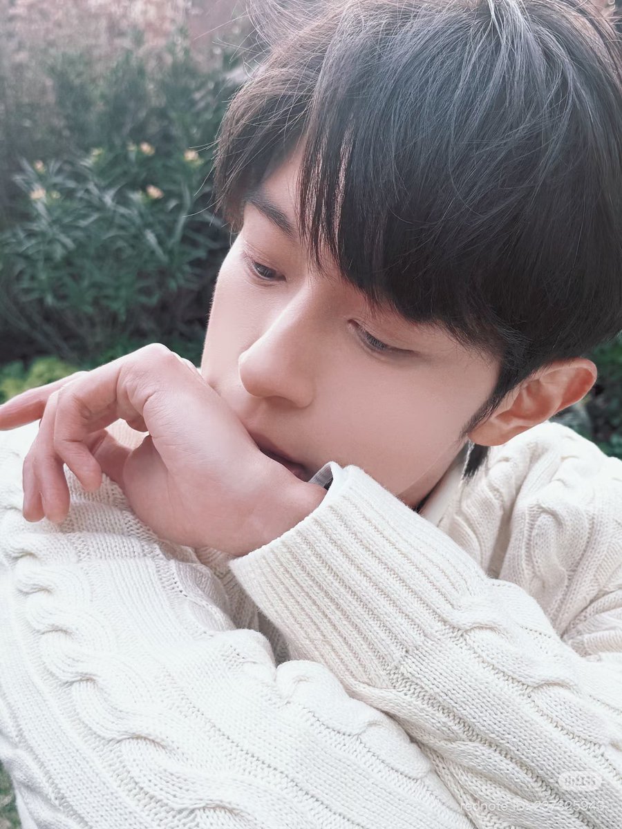 cherryninie's tweet photo. PEIEN XHS UPDATE!!

OMG HES SO PRETTY 😭😭😭😭 https://t.co/S17c1wFaCL