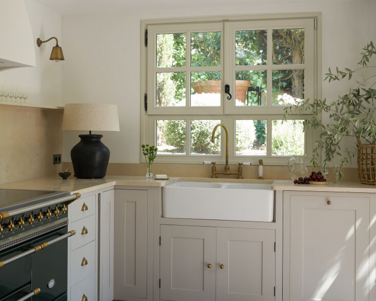 DustinMPeyser's tweet image. Steal This Look: A Tranquil Kitchen on the French Riviera dlvr.it/TQK0GH 👉 Get Started bit.ly/MyHomeAI 👈 #FrenchRiviera #InteriorDesign #KitchenInspiration #HomeDecor #Architecture