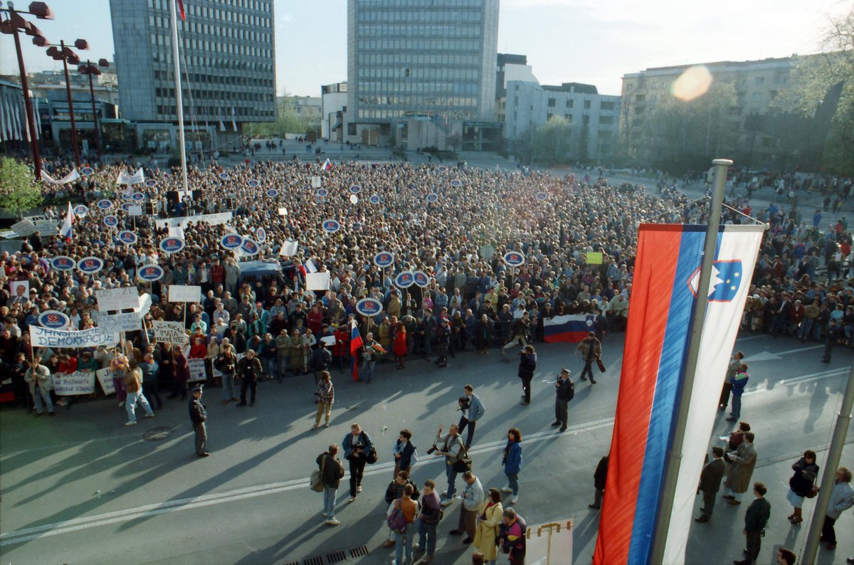 Nova24TV's tweet image. Na trgu, ki bo kmalu nosil ime dr. Jožeta Pučnika, bo danes ob 13. uri shod v čast velikanu slovenske države nova24tv.si/na-trgu-pred-h…