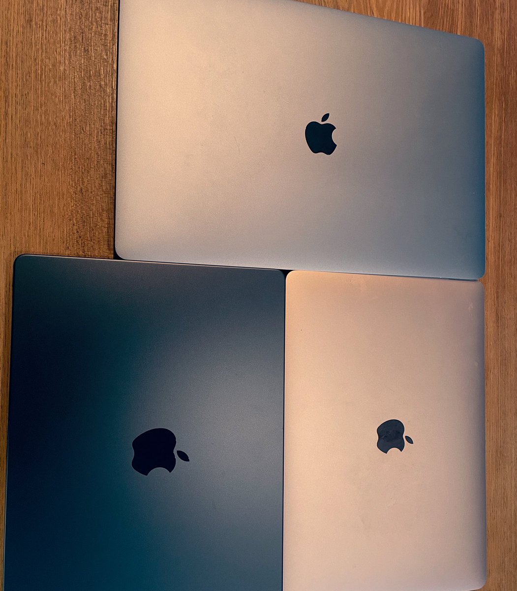 5年ぶりくらいに新しいMacBookを購入。
動画編集で感じてたストレス、ほぼ解消されました。
なんとなく並べてみた。
あとMac miniもあって、
気づけば4台持ちという衝撃。
整理しないといけないけど、
なんか手放せないんですよね。。