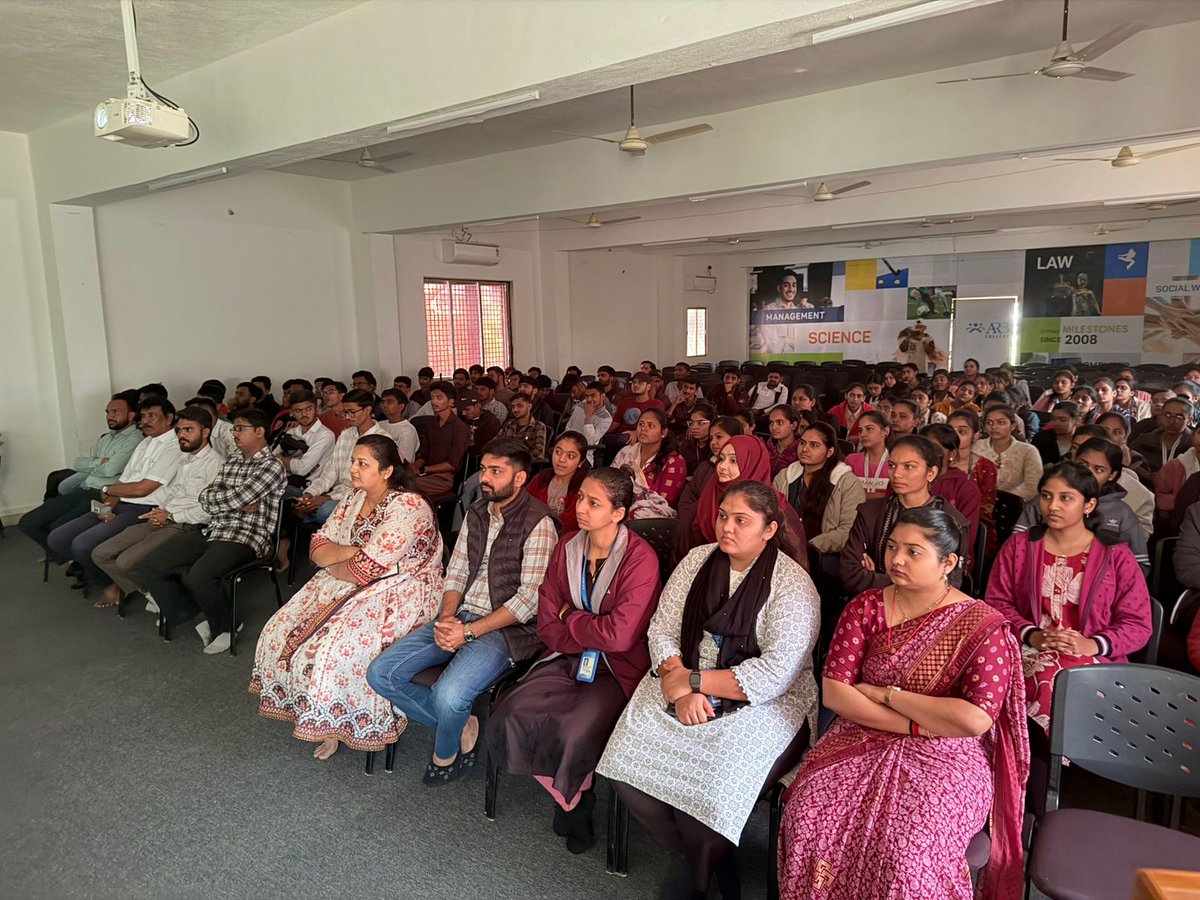 NSUIGujarat's tweet image. "नशे की बेड़ियों को तोड़ना है,
शिक्षा के साथ उज्ज्वल भविष्य जोड़ना है!" 🚫🚩
​ए.आर. भट्ट कॉलेज, ऊना में NSUI का विजय शंखनाद। नशा मुक्त कैंपस का हमारा संकल्प अब एक जन-आंदोलन बन चुका है। 🦁👊
​#NSUIDrugsFreeCampus #Una #GujaratNSUI #NSUI #KutchToGir #DrugsFreeCampus