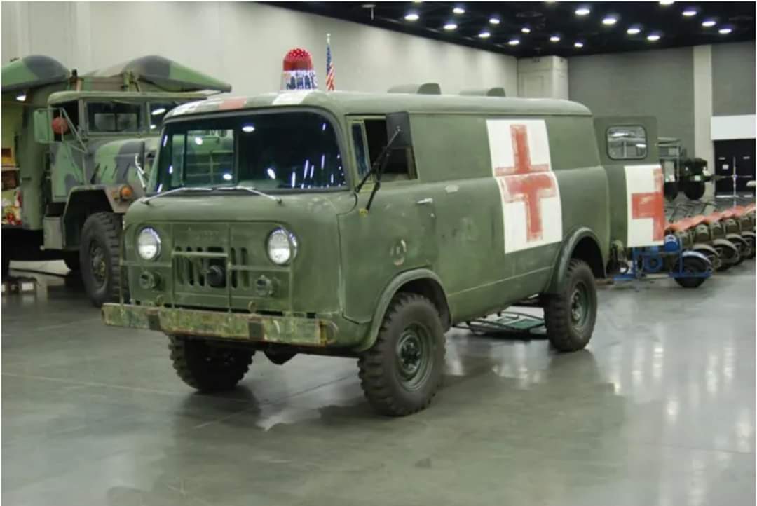 Это полноприводный автомобиль Jeep Forward Control, созданный американцами в 1956 году и выпускавшийся до 1965 г. Затем выпуск был прекращен - машина устарела. 
К счастью, инженеры СССР украли чертежи и в 1958 году Мир увидел «не имеющий аналогов» УАЗ.