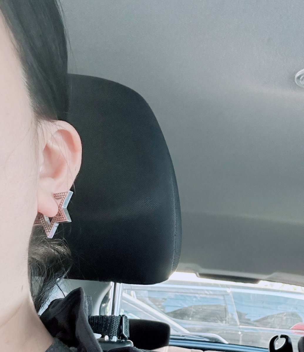 増田くんコラボのイヤカフが発売されることになり「え！お揃いのアクセサリー
つけさせてくれるの🥺？」と興奮して購入しようとしたら88万円だった話する？

なのでゴールドは諦めてシルバーを買ったのだよ(買ったんかい)

今日は気合いの要る業務だったので初めて付けて仕事をしました。かわいい❤️
