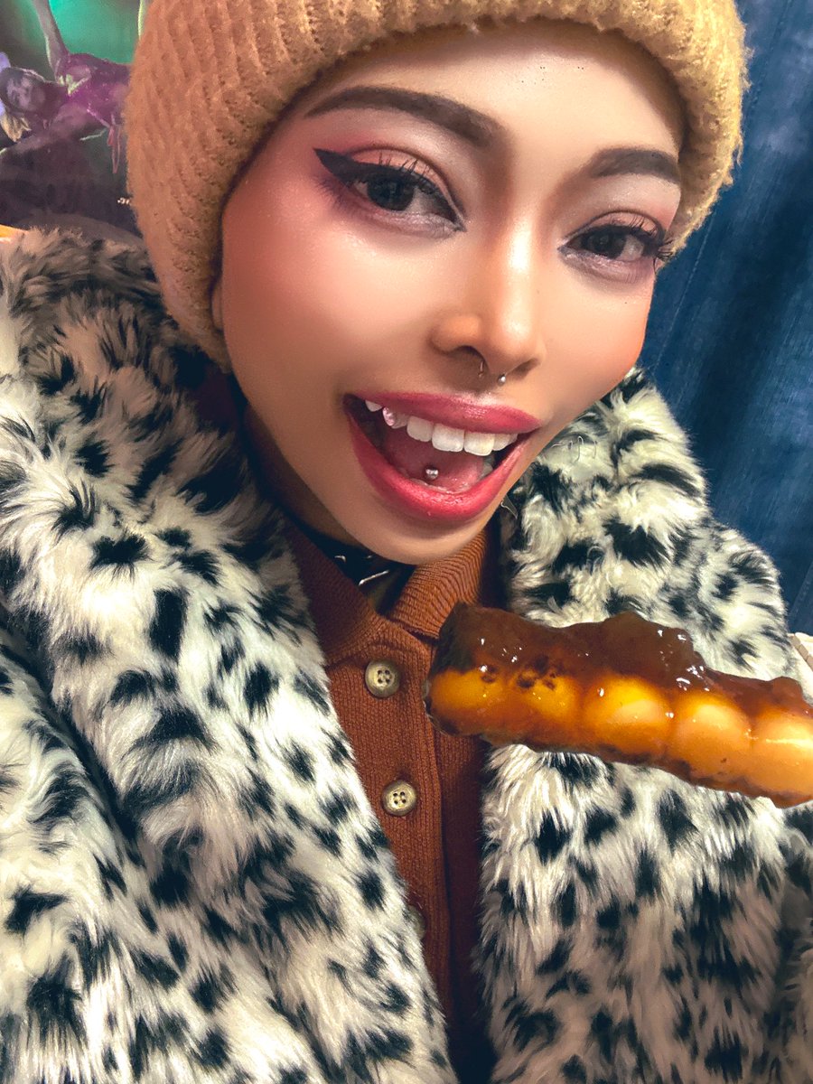 昨日はお客さんに教えて頂いたみたらし団子
やっと買いに行けて一人で2箱完食して
幸せな休日でした🍡💭
みたらし団子パワーで今日からまた1週間頑張るぞ✊🏾

熊手リオンも、もう後3日で終了なので
推しがいる皆は推せるときに推せ！！です。
カレンダーゲットしに来てあげて下さい🥰