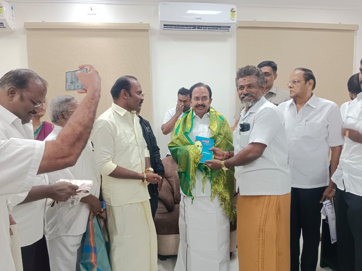 RVasdhath's tweet photo. நாளை ஜனவரி 14 ம் தேதி எனது பிறந்த நாளை முன்னிட்டு எங்கள் குடும்ப தலைவர் மாண்புமிகு தமிழக சுற்றுலாத்துறை அமைச்சர் அண்ணார் திரு இரா. இராஜேந்திரன் BA,BL அவர்களை நேரில் சந்தித்து ஆசி பெற்ற போது https://t.co/YCihKwrNeN