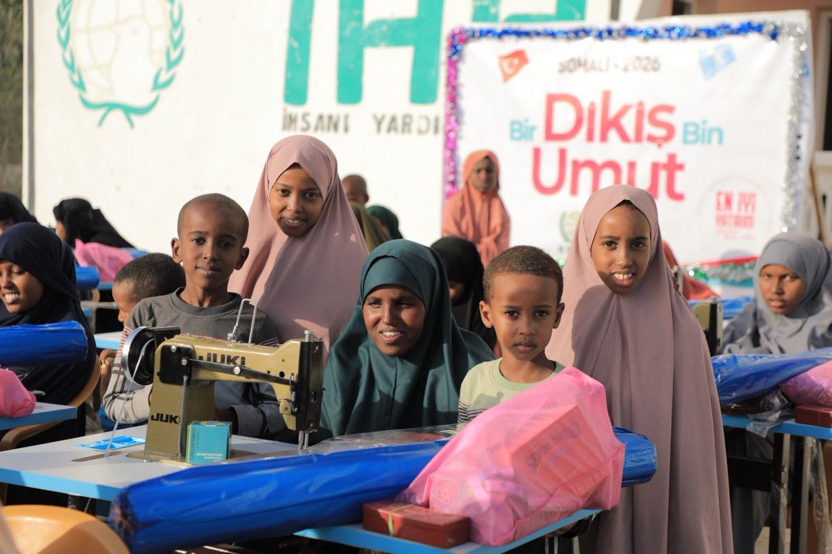🇸🇴 İHH Konya Şubesi, Somali’nin başkenti Mogadişu’da yetim ve ihtiyaç sahibi 30 aileye 30 adet dikiş makinesi ile birlikte tüm terzilik ekipmanlarını hediye etti.

Bu sayede aileler, artık kendi geçimlerini temin edebilecekler. ☺️

Siz de destek olmak için; 
🌐 Bağış: