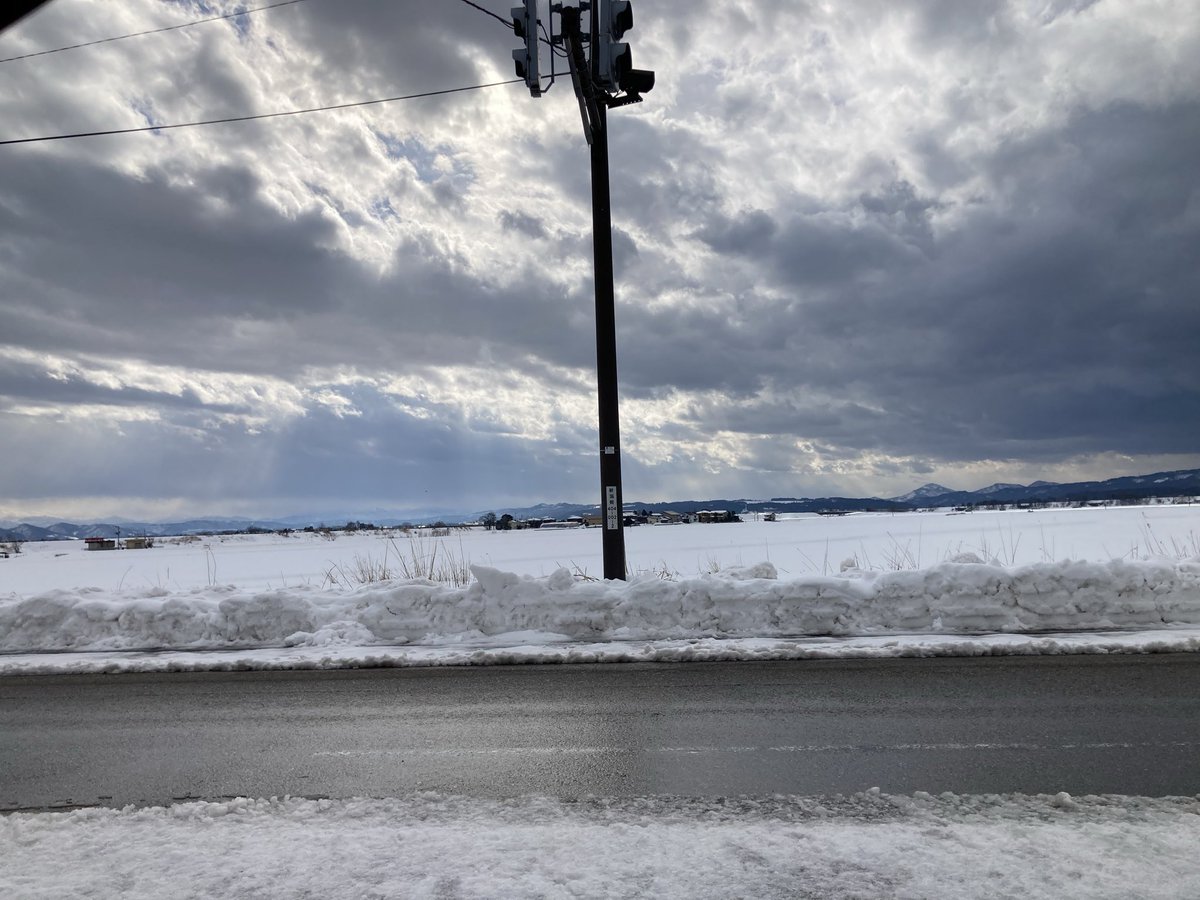 thien1203's tweet photo. 長岡は雪。突風。 https://t.co/w5IoOKK0XL