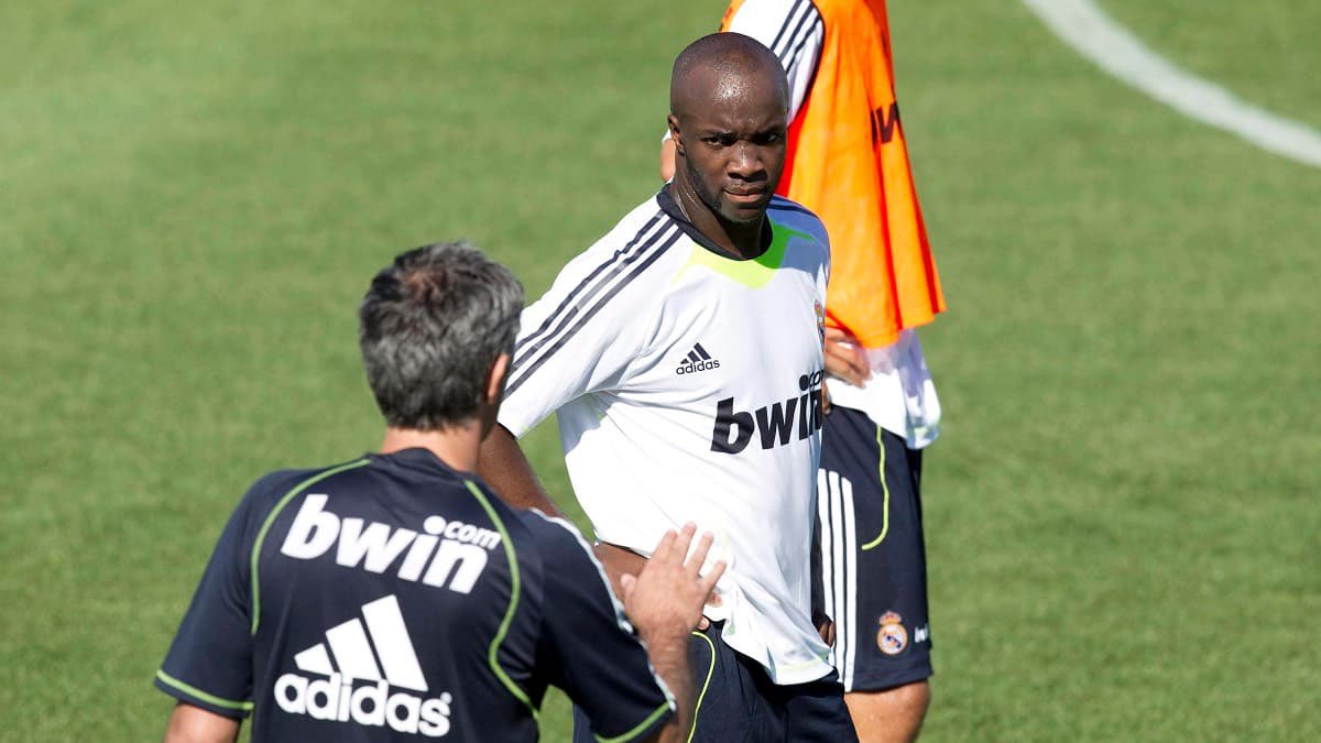 Footballdayy10's tweet image. #Décla 🎙️: José Mourinho 🇵🇹:

« J’ai entraîné Lassana Diarra au Real Madrid et à Chelsea, et 𝘁𝗼𝘂𝘀 𝗹𝗲𝘀 𝗰𝗵𝗲𝘃𝗲𝘂𝘅 𝗴𝗿𝗶𝘀 𝗾𝘂𝗲 𝗷’𝗮𝗶, 𝗰’𝗲𝘀𝘁 𝗮̀ 𝗰𝗮𝘂𝘀𝗲 𝗱𝗲 𝗟𝗮𝘀𝘀𝗮𝗻𝗮 𝗲𝘁 𝗱𝗲 𝘀𝗼𝗻 𝗮𝗴𝗲𝗻𝘁…

Quand Lassana jouait 90 minutes et faisait un bon…