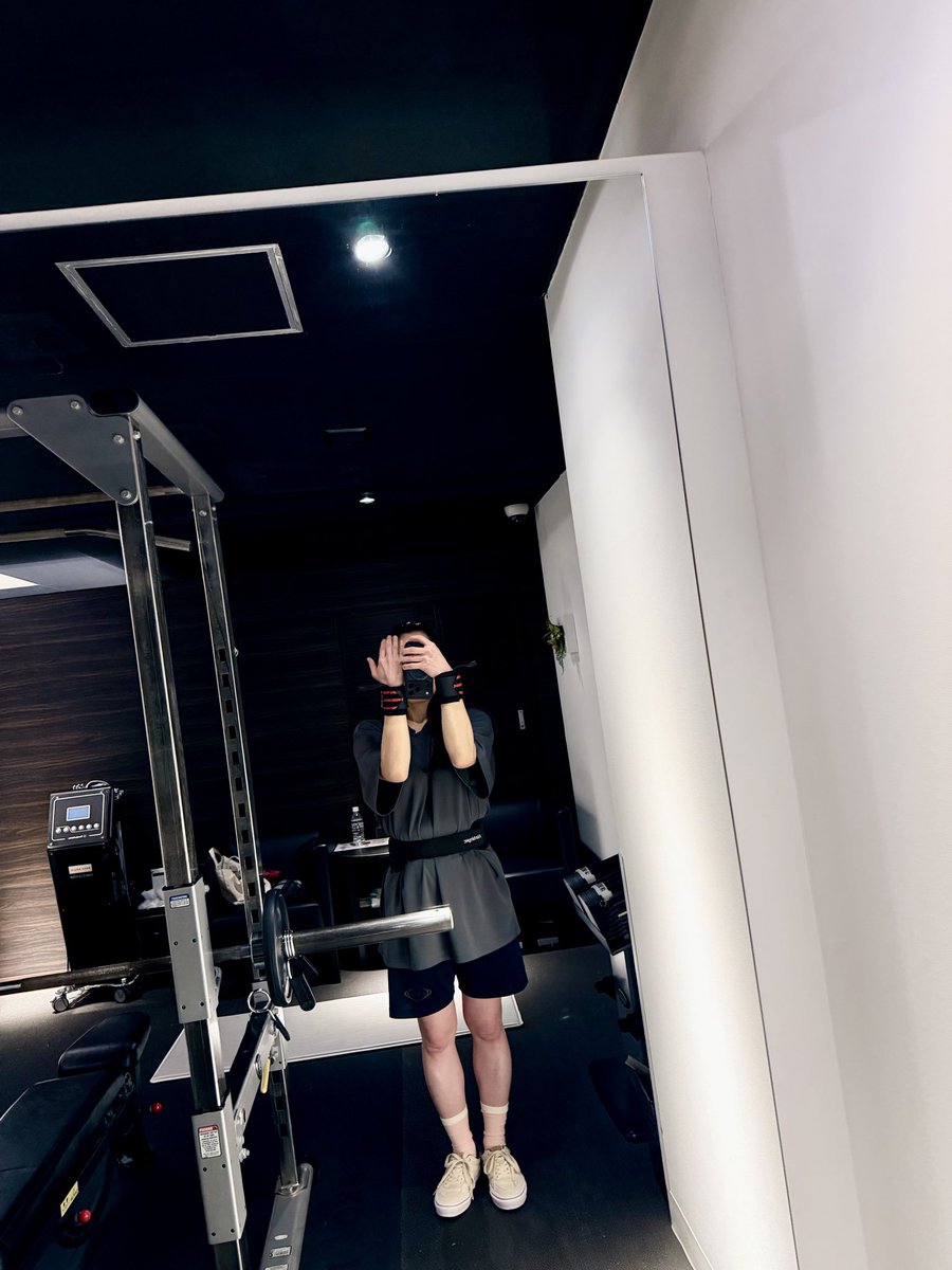 ベンチプレスの日💪30kgでひたすらブリッジと大胸筋の収縮を意識して5セット😤すげーパンプした✨ブルスクとワイドスクワットもやった🦵🦵たまには大きな筋肉もきたえる💨