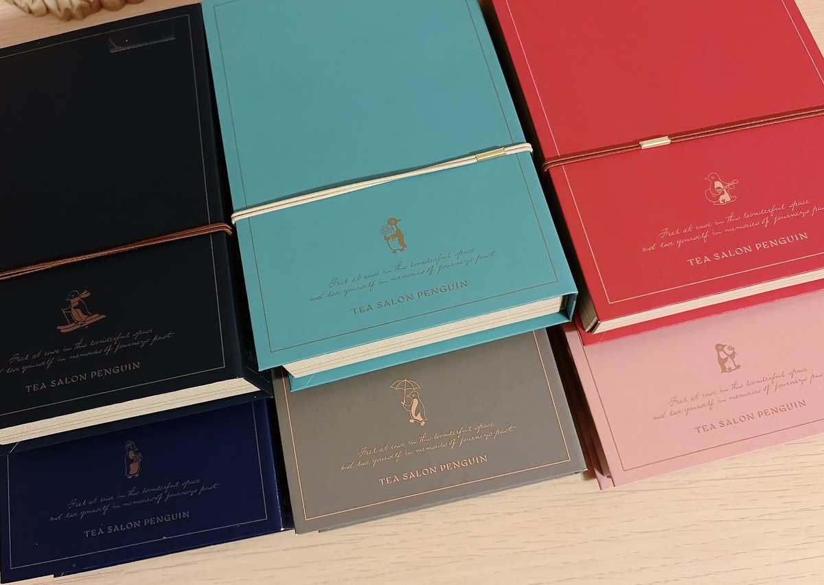 fp__gin's tweet image. モロゾフ 喫茶ペンギンシリーズ
1枚目の上段が2026、下段が2025。
色味は2025の方が淡く、2026の方がパキッとしています。裏のペンギンも全て違うデザインです可愛い。
並べた背表紙が美しくて素敵ー⟡.·*.来年も出してくださったら買っちゃうよ…
あとこちらのお箱の良い使い方を教えて頂きたいです🙏