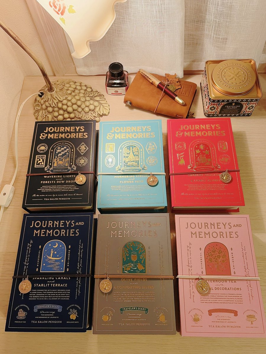 fp__gin's tweet image. モロゾフ 喫茶ペンギンシリーズ
1枚目の上段が2026、下段が2025。
色味は2025の方が淡く、2026の方がパキッとしています。裏のペンギンも全て違うデザインです可愛い。
並べた背表紙が美しくて素敵ー⟡.·*.来年も出してくださったら買っちゃうよ…
あとこちらのお箱の良い使い方を教えて頂きたいです🙏