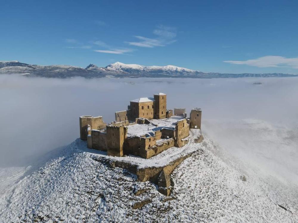 Castillo-abadía de Montearagón, Quicena, Huesca.
La abadía canónica bajo el nombre de abadía de Jesús de Nazaret de Montearagón estuvo siempre bajo la regla de san Agustín y con el patronazgo real,
