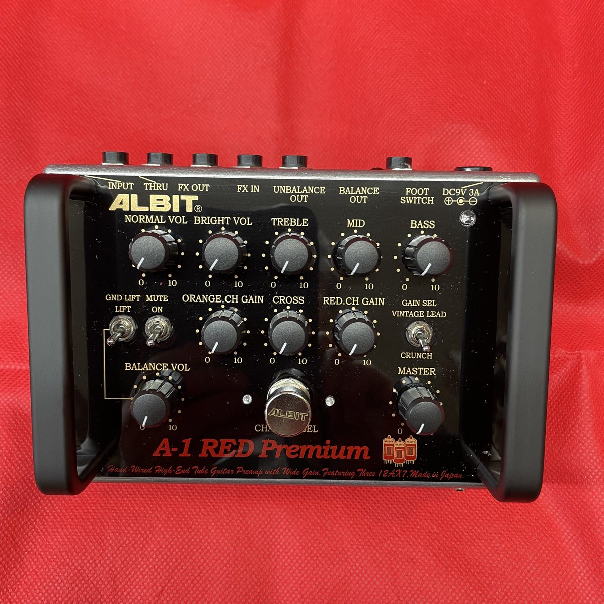 昨年10月初め、修理のご依頼でお越し頂いた際、A-1Dreamをご購入頂き
その後そのサウンドを深く愛してくださり、A-1RED Premiumや、この度前回と同じ改造をして組み上げたA-1Artistまで。短期間にA-1シリーズ」の系譜をすべて揃えていただくという、とても有り難く奇跡のような展開になりました。