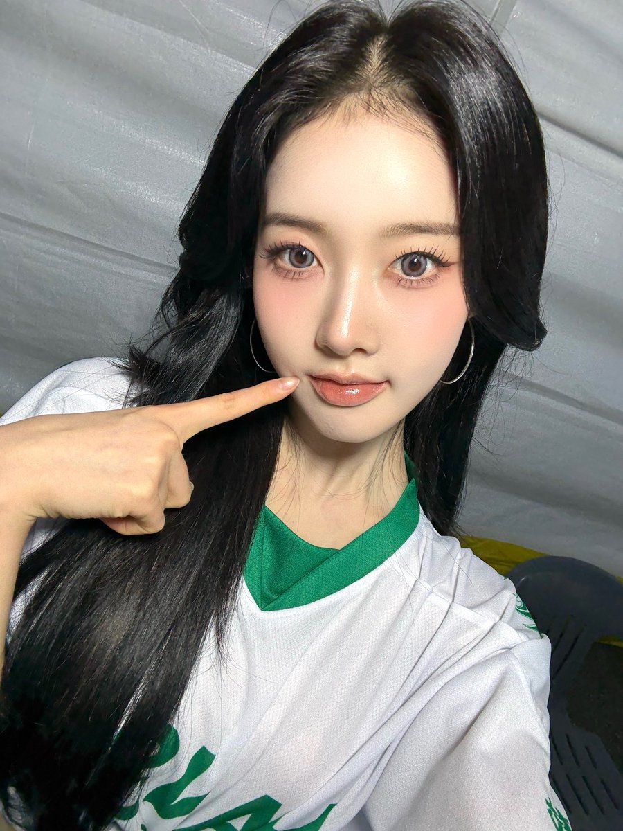 sieum's tweet image. 🧃🍏, you’re the apple of my eye... and i’m the apple of yours! just a little bit of sweetness to brighten up your day. hope my rosy cheeks can make you smile today as much as you make me smile! stay sweet, stay happy, and don’t forget to eat your apples!