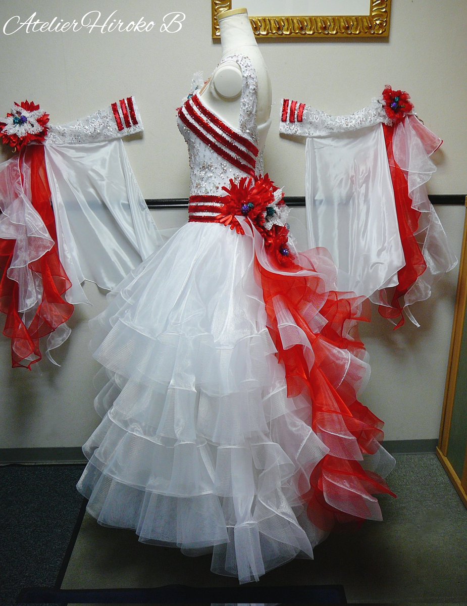 赤と白、直線が織りなす洗練されたドレスです🤍❤️ 赤は情熱を、白は