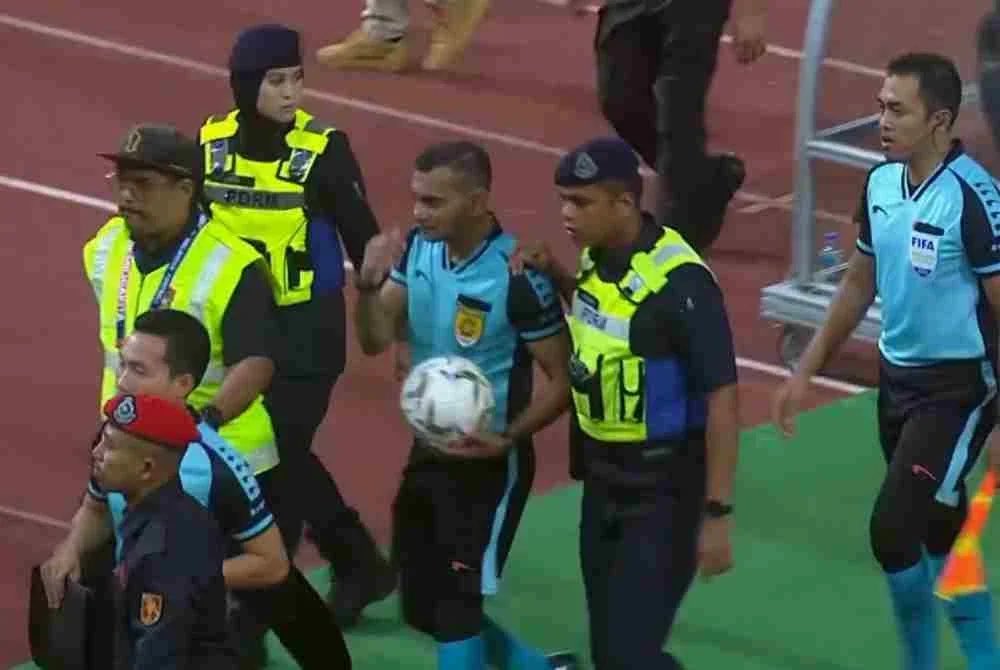 zulhelmizainal1's tweet image. FAM akui kesilapan pengadil Negeri Sembilan lawan JDT, S Logeswaran dan pengadil VAR Usaid Jamal dirujuk kepada fasa pemulihan dan pemurnian selama dua minggu. - Datuk Noor Azman Rahman, Setiausaha Agung FAM. 

@ASTROARENA