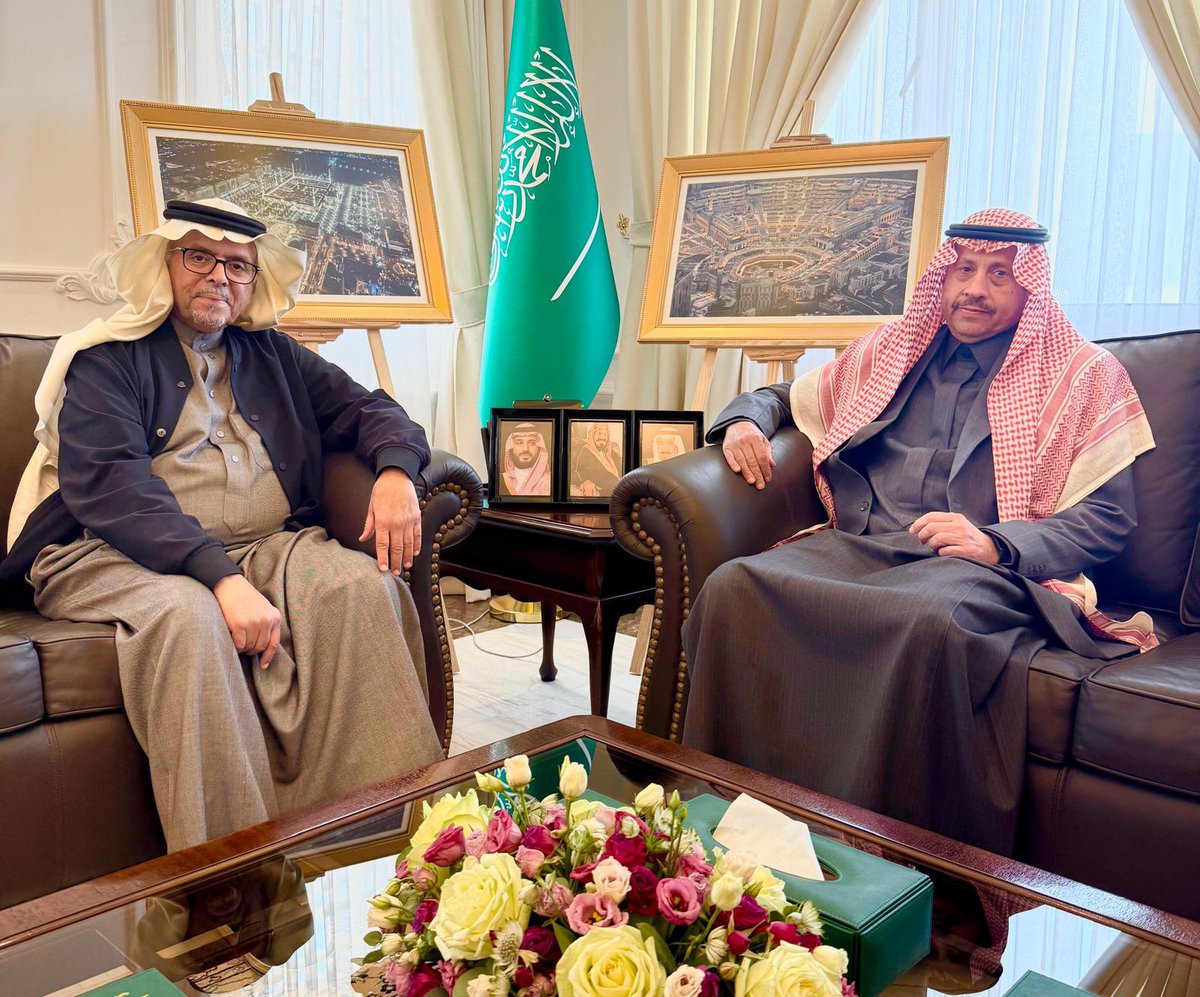 التقى سعادة السفير #نايف_بن_بندر_السديري <a href="/naif63_2/">نايف بن بندر السديري</a>، اليوم في مكتبه، سعادة الدكتور سعد البازعي <a href="/albazei/">سعد البازعي</a> ، حيث جرى خلال اللقاء بحث سبل تعزيز أنشطة السفارة الثقافية.