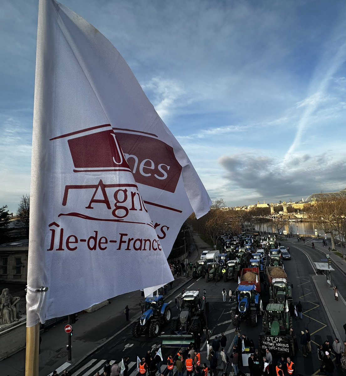 🚜🇫🇷 +400 agriculteurs à Paris pour des demandes de bon sens 💥🚨:

💧 Moratoire SDAGE/SAGE
🌱 Suspension PAN 7
💶 DEP maintenue + emprunts débloqués
📜 Loi agricole spéciale : eau, production, prédation