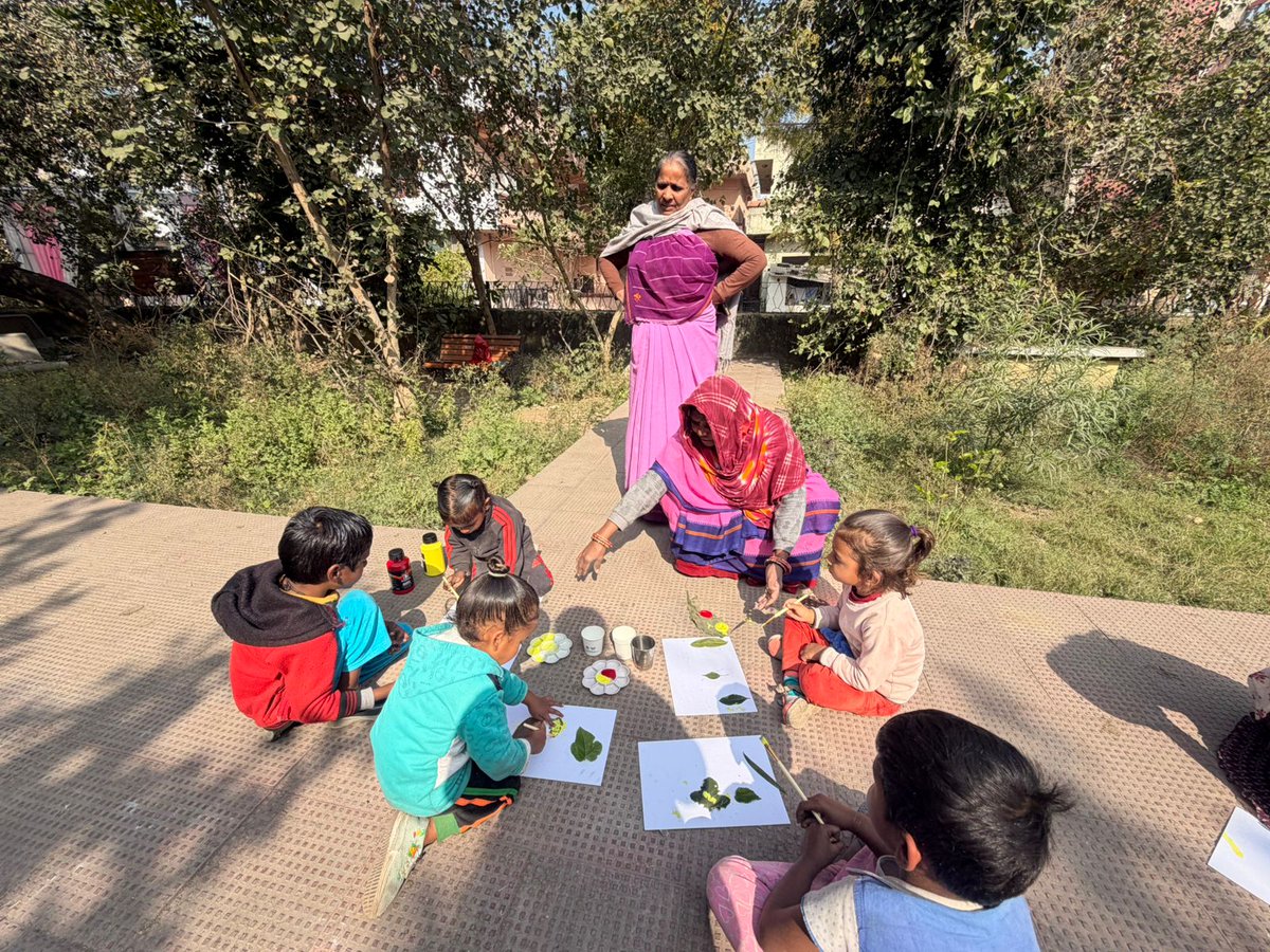 नन्हे कदम – खुली कक्षा | जहाँ खेल भी है, सीख भी!

When learning steps outside four walls, magic happens. 
With support from Child Friendly Cell &amp; ICDS, Anganwadi children turned Ambamata Park into a classroom—playing, exploring nature, and learning together.