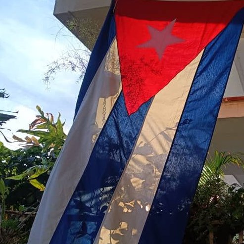 De la mano del verdugo
a la inopia de los mansos
Es tiempo de hierba seca
de Minnesota a Caracas
Pero hace frío en Gaza
Ven, hagamos el odio
rendirse a nuestros encantos
Que siempre la vida es bella si los buenos
nos amamos, 
como en Prólogo a una Elegía: 
fusil contra fusil