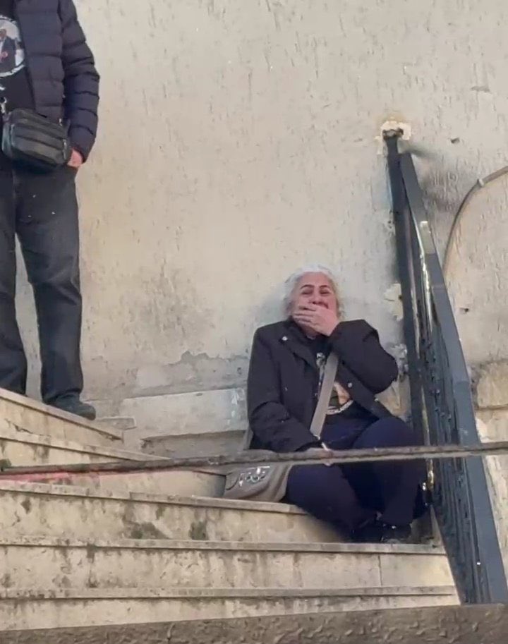 Çaresizlik nedir diye sorarlarsa evladı için adaleti bekleyen annenin defalarca öldürüldüğü bu resmi gösterin 

#YesimArtıkBeklemesin