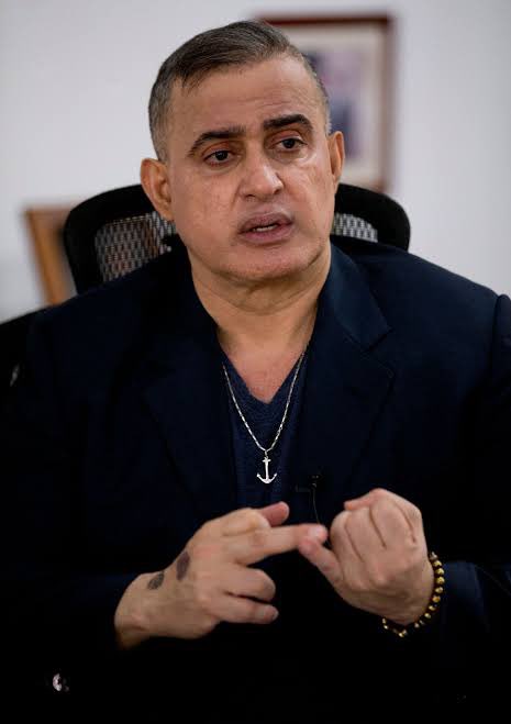 Su nombre es Tarek William Saab, el ejecutor judicial del régimen chavista. Encarcela a niños y ha supervisado los tribunales que condenan a personas a décadas de tortura por oponerse al régimen. Es un asesino que debería estar en prisión.
Que todo el mundo sepa de sus crímenes.