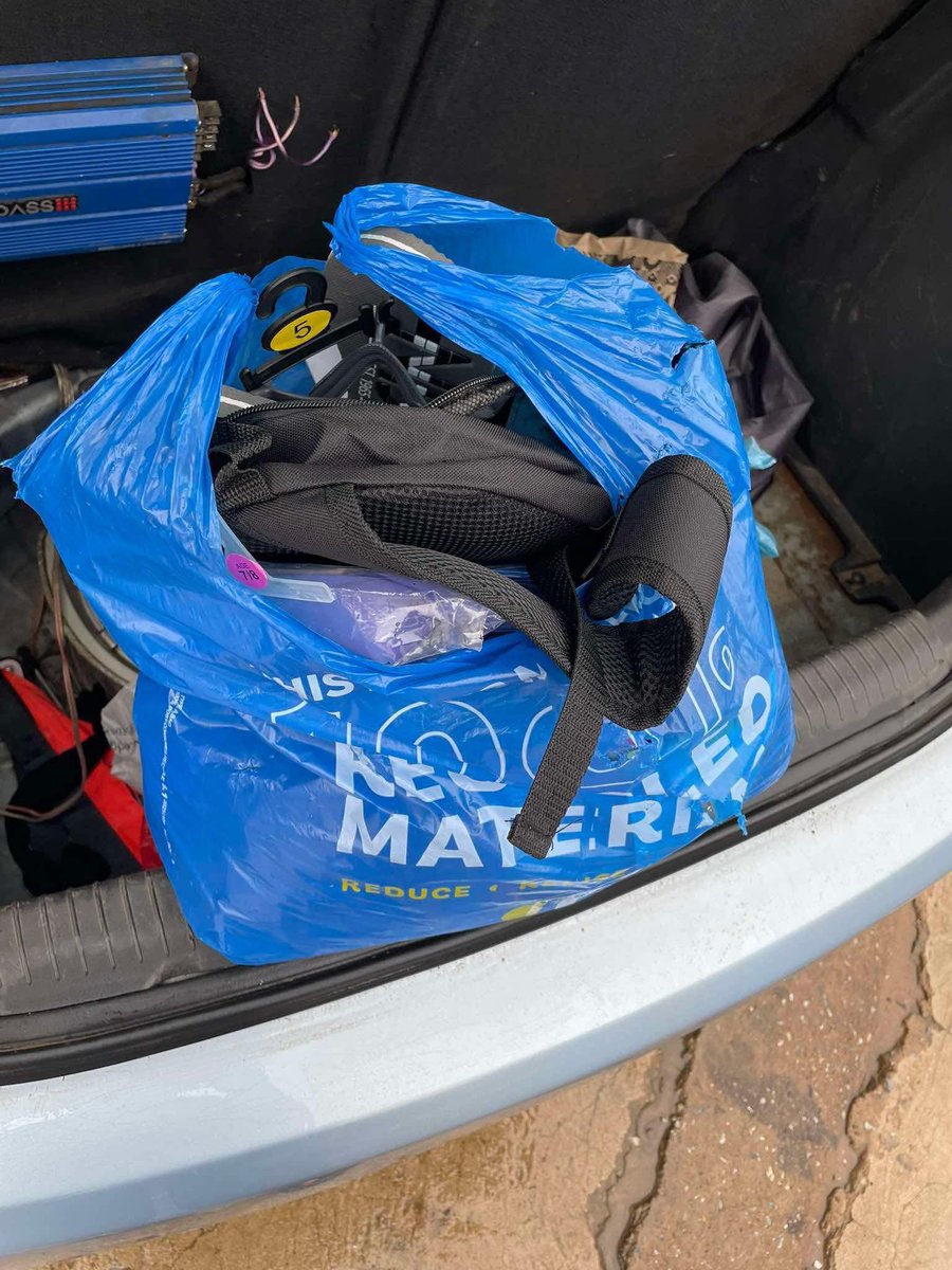Am_Blujay's tweet image. LOST AND FOUND | 

PLASTIC FOUND ON R36

A plastic bag containing new school uniforms was found on the R36 near Maake Plaza. We are appealing to the owner to come forward.

To claim the items, the owner must be able to provide a receipt or correctly describe the contents of the…