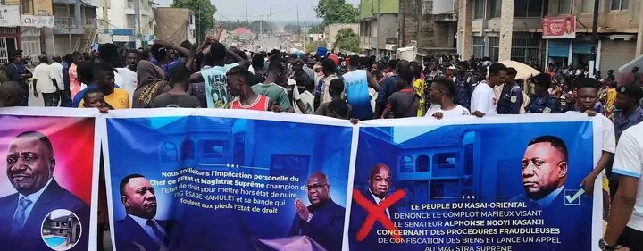 Legranddie51561's tweet photo. Plusieurs jeunes du K.O apportent leurs soutiens à @ngoyikasanji11, victime d'une procédure judiciaire fallacieuse. Ce dernier est détenteur d'un certificat d'enregistrement d'une parcelle, tendisque que Gabriel mokia est un imposteur. Que l'injustice quitter notre esprit. https://t.co/eSl5jl6Aei