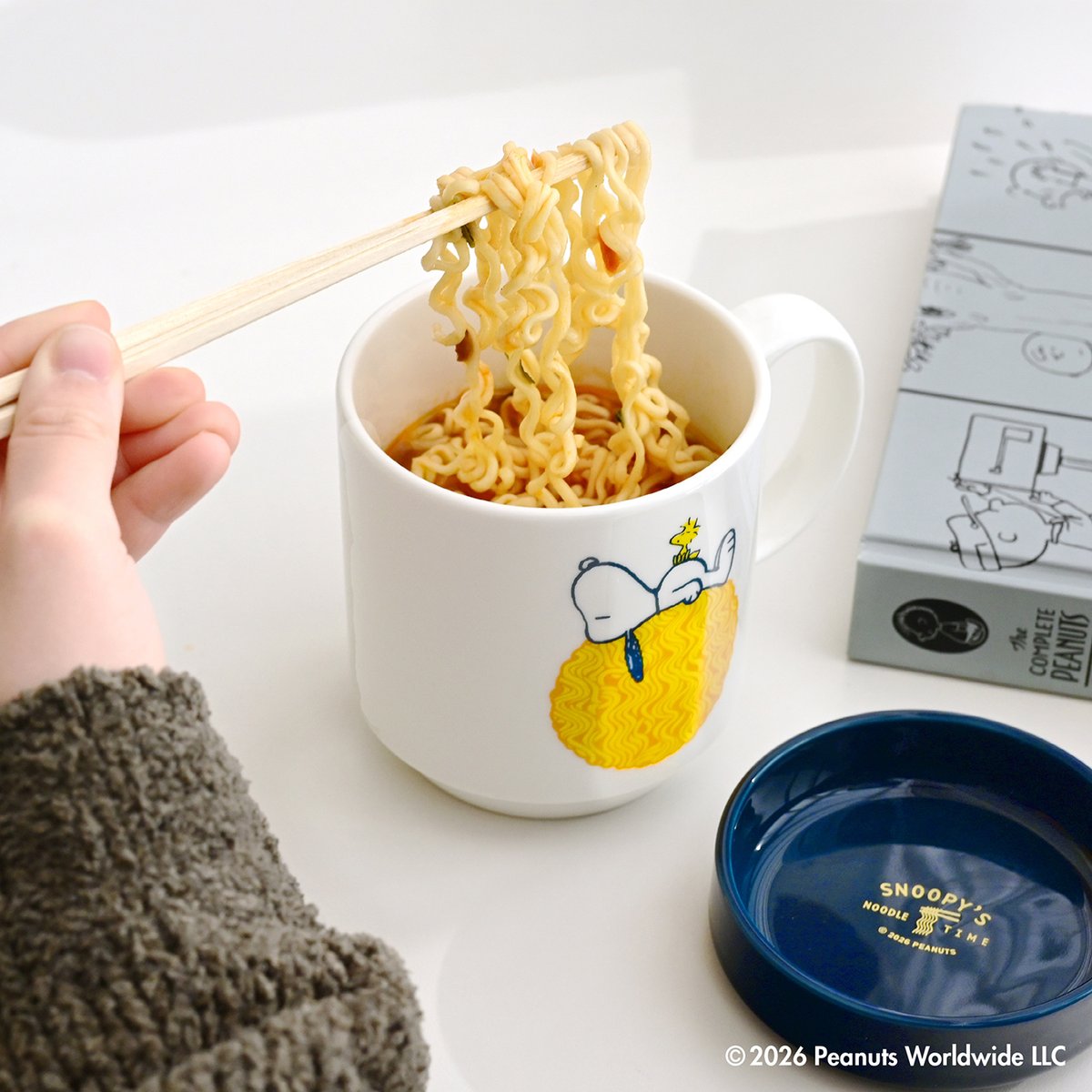 #알라딘이벤트
1월 두 번째 특별 선물 3/4

𝙂𝙞𝙛𝙩 ━━━━━━━━━━
선물 𝟑. 피너츠 컵라면 머그 🥢
🔗aladin.kr/ei/NFrXe

귀여운 스누피 머그와 라면의 만남 
피너츠 컵라면 머그 2종을 소개합니다.

라면 위에서 쿨쿨 낮잠을 즐기는 스누피와
오늘의 한 끼를 책임지는 요리사 스누피의