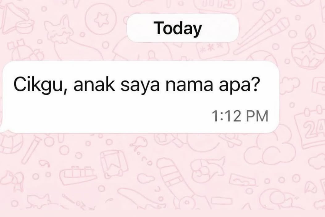 AzizulFarhan2's tweet image. “Kenapa Mak Bapak Sekarang Benak?“

Dulu, mak bapak hantar anak ke sekolah, lepas tu senyap. Tak ada WhatsApp, tak ada group ibu bapa. Anak balik, baru tahu apa jadi. 

Kalau anak tak siap kerja sekolah, mak bapak kena fikir. Kalau anak salah pakai kasut, mak bapak yang salah.