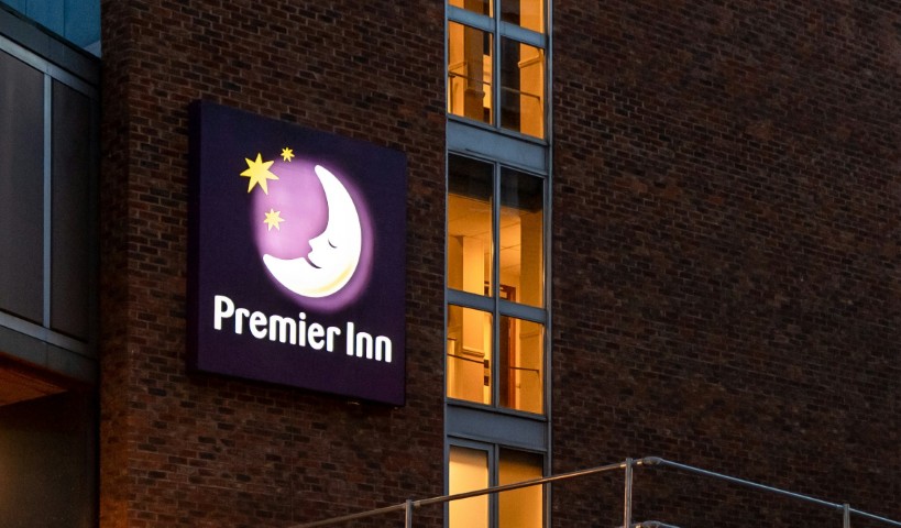 Sharesify's tweet image. Shares in hotel group Whitbread #WTB topped the FTSE 100 leader board after a positive Q3 trading update.

sharesify.com/whitbread-shar…