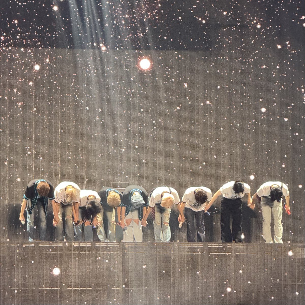 우리가 함께했던 추억들은 
영원처럼 생겨서 예쁜건가? 
영원이 아니라는 걸 이미 알아서 예쁜건가?