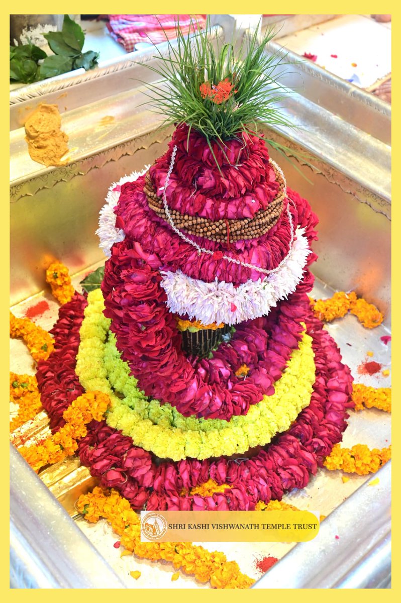 ShriVishwanath's tweet photo. श्री काशी विश्वनाथ जी की मध्यान्ह-भोग आरती I
#kashi #darshan #kashivishwanath #VishwanathDham #blessings https://t.co/eXPSqLdo8q