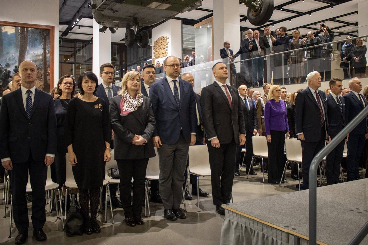 Tak dla zasady
gwiazda polskiej dyplomacji <a href="/marcin_przydacz/">Marcin Przydacz</a> 
nie potrafi w czasie oficjalnych podróży "w garnitury"
(zdjęcie z FB Ambasady RP w Londynie)
marnie