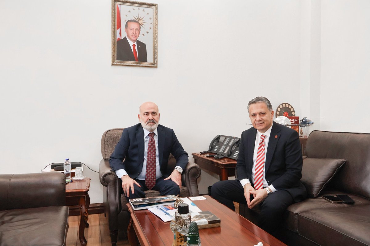 av_mehmetsaglam's tweet photo. Küresel Gazeteciler Konseyi Genel Başkanı Sayın @MehmetAliDim, Genel Başkan Vekili Sayın @ismailbayazit ve Genel Başkan Yardımcısı Sayın @savascokduygulu'yu Bakanlığımızda ağırladık.

Basın ve iletişim alanında yürütülen çalışmalar üzerine verimli bir görüşme gerçekleştirdik.

Nazik ziyaretleri için kendilerine teşekkür ediyor, çalışmalarında başarılar diliyorum.