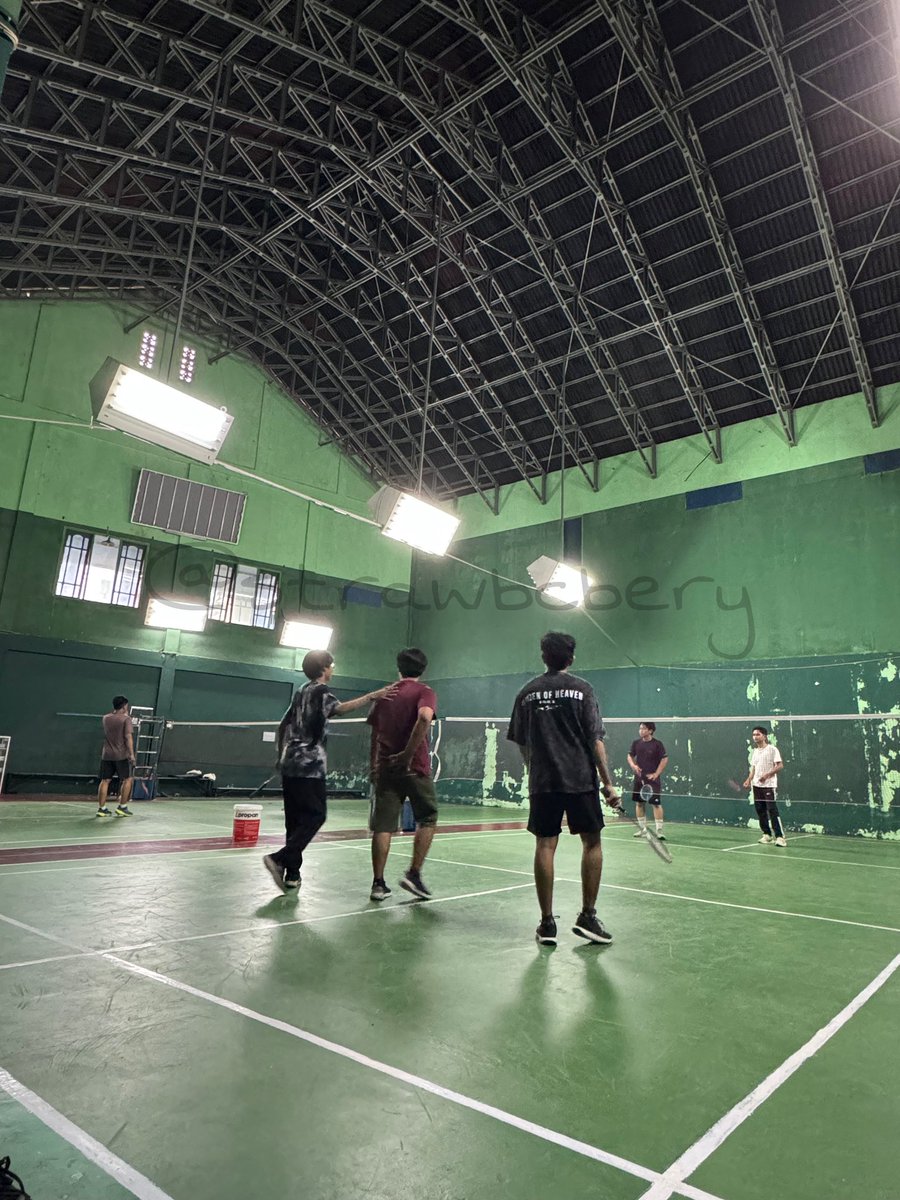 strawbcbery's tweet image. close duluu lagii badminton 🏸🏸