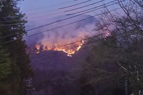 山梨県上野原市では、2026年1月8日の扇山山林火災により被害が出ており