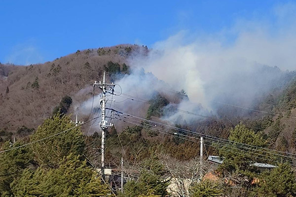 山梨県上野原市では、2026年1月8日の扇山山林火災により被害が出ており