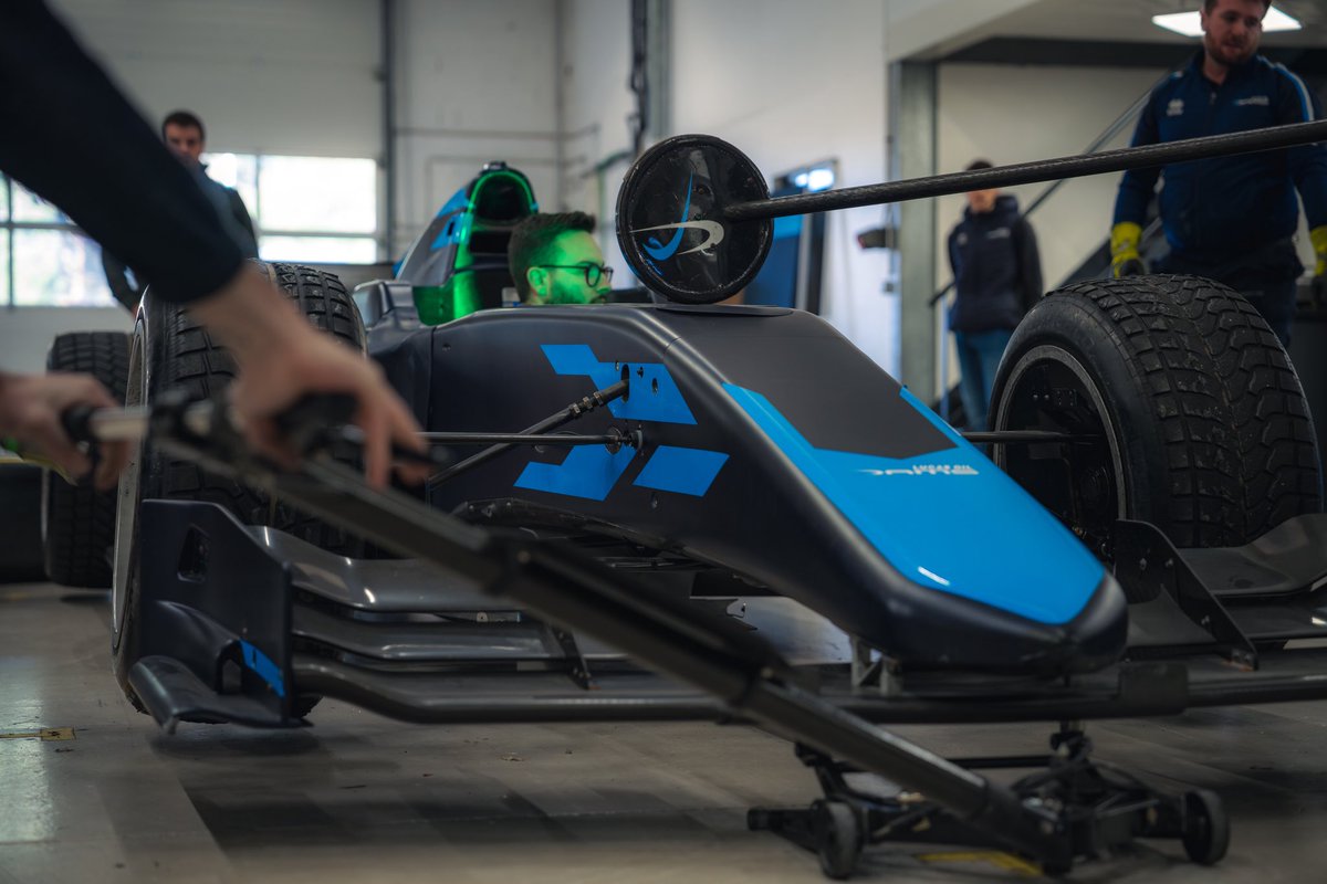 damsracing's tweet image. Back to the workshop also means getting back into training mode! 💪🏻💨

#DAMSLucasOil #training #pitstop #motorsport