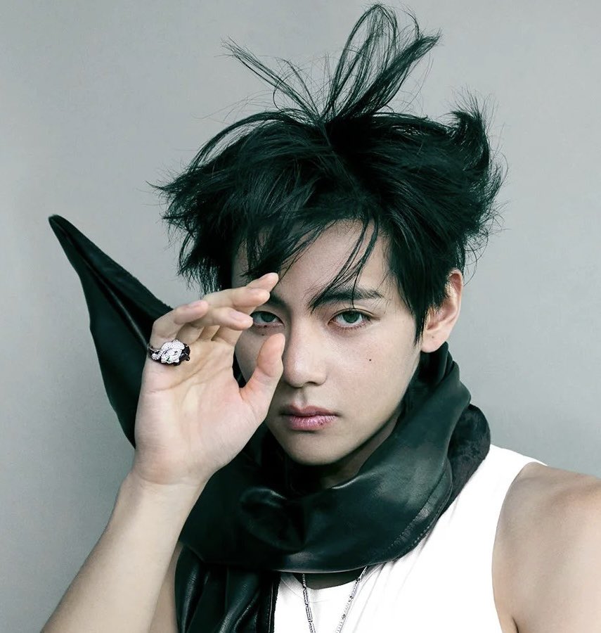 taeguide's tweet image. Wearing green contact lenses so his eyes can resemble those of a black panther