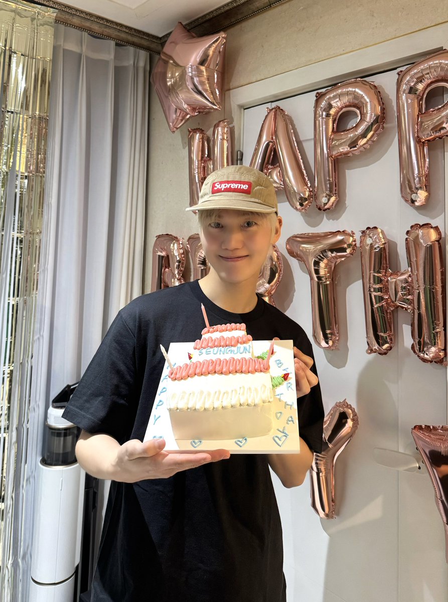 wm_on7off's tweet image. [#LightONF] 26.1.13 HAPPY SEUNGJUN DAY LIVE 📸 

올해도 찾아온 퓨즈들의 공식 강아지 승준의 생일 ૮₍⑅˶•▿•˶⑅₎ა 🎂
추운 겨울이지만 퓨즈들의 따뜻한 축하 덕분에 춥지 않게 보낼 수 있었어요 
오늘도 꿈같은 하루를 선물해 줘서 감사해요오💜🎁

#온앤오프 #ONF #승준 #SEUNGJUN…