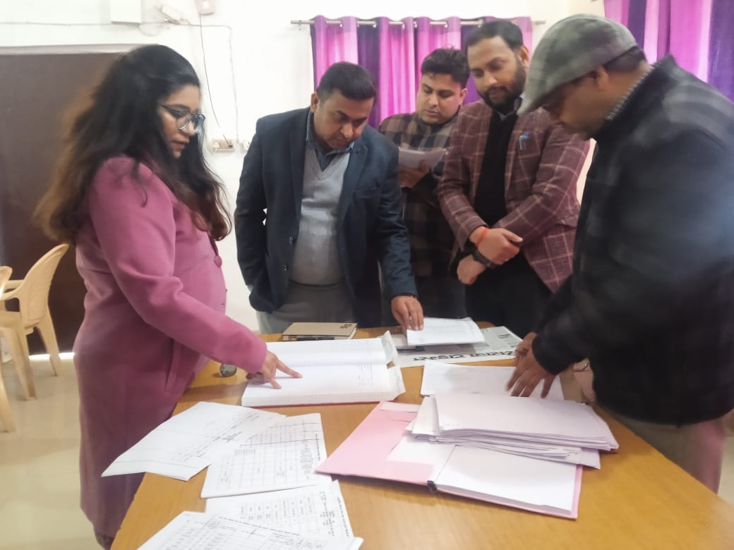 CdoSitapur's tweet photo. विकास खंड बिसवा का निरीक्षण किया गया। निरीक्षण के दौरान कार्यालयीय अभिलेखों में पाई गई कमियों को दूर कराने हेतु खंड विकास अधिकारी को आवश्यक निर्देश दिए गए।
#Inspection #DevelopmentWorks https://t.co/W37Pz08EbZ