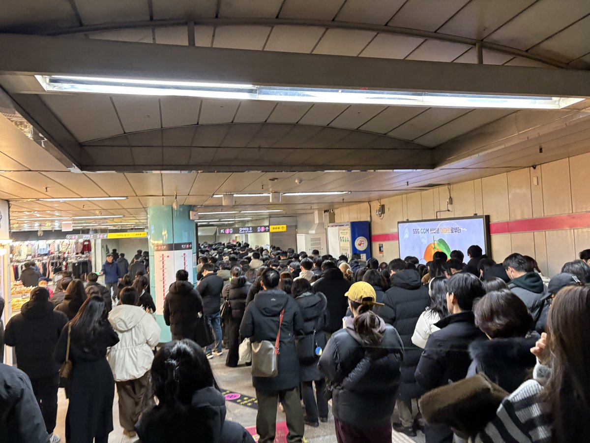 오세훈이 서울버스 파업사태 해결 안해서 생긴 현상

이러고 뒤에 몇 미터 더 줄 서있음