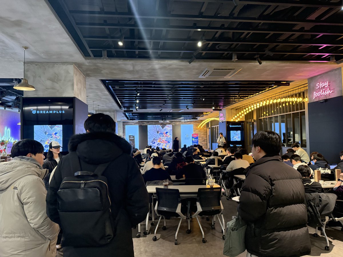 dmitri0x01's tweet photo. Cold weather, a transit strike, and still this many people showed up for the @useTria x @billions_ntwk meetup today🔥🔥

#Billions #Tria #VerifiedFuture https://t.co/lJU9ZnYPI1