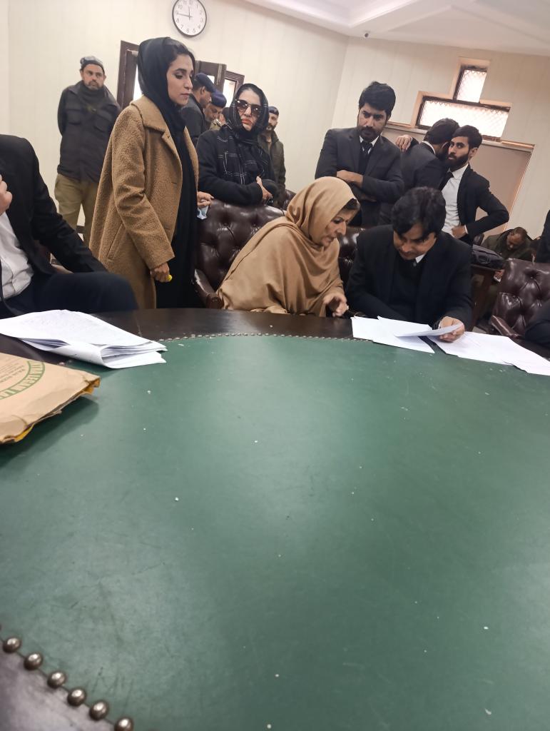 jamshaidM_Adv's tweet photo. Aleema Khan with her counsel Faisal Malik Adv. In ATC Rawalpindi, Semabia Tahir, Jamshaid Khan Adv., Fatima Khan Are also standing behind their.. https://t.co/q9rIClFJLH