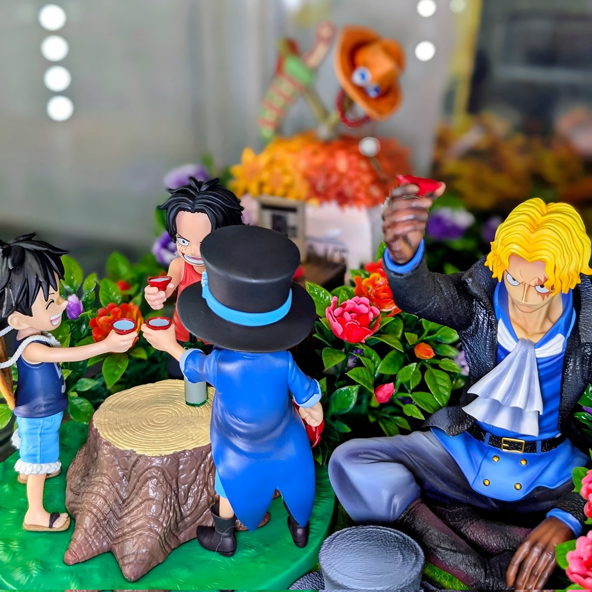 KINPATSU0128's tweet image. 『兄弟の盃』

「盃を交わすと“兄弟”になれるんだ」 「おれたち3人の絆は兄弟としてつなぐ!! どこで何をやろうと この絆は切れねェ･･･!! これでおれ達は今日から兄弟だ!!!」

 #asl  #ONEPIECE  #兄弟の盃