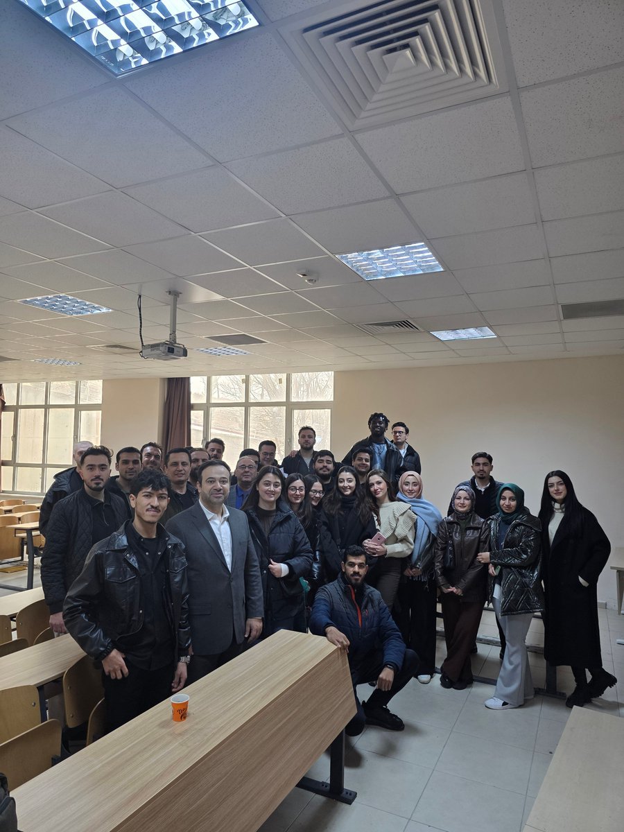 Fakültemiz Uluslararası Ticaret ve Finansman Bölümü,  mezuniyet aşamasındaki öğrencileriyle bir araya geldi. Bölüm hocaları, öğrencilerin küresel ticaret ve finans alanında edindikleri donanımla sektöre hazır olduklarını belirterek, kendilerine başarılar diledi.