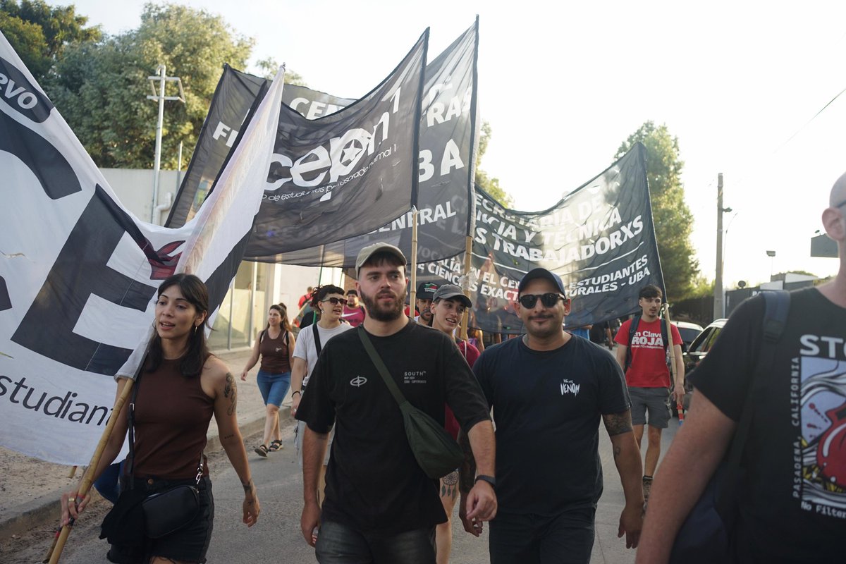 PTSarg's tweet photo. #AHORA | 📢 Cortan Panamericana contra los despidos ilegales en Lustramax

👉 Sectores combativos del movimiento estudiantil y de la clase trabajadora realizan la medida, que llega luego de que la empresa avanzara con 15 despidos y notificara cesantías a delegados con fueros gremiales.

👉 Exigen la reincorporación de los despedidos y rechazan el accionar policial y la persecución sindical.