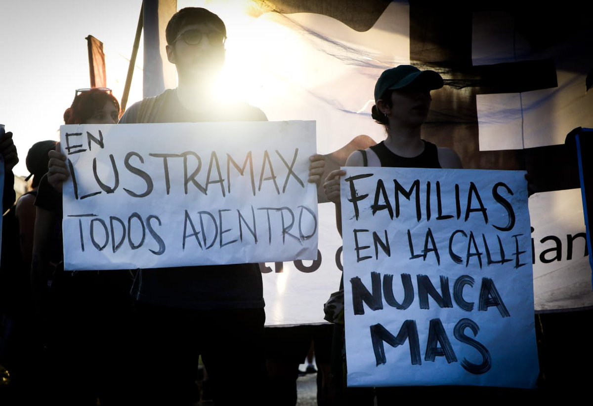 PTSarg's tweet photo. #AHORA | 📢 Cortan Panamericana contra los despidos ilegales en Lustramax

👉 Sectores combativos del movimiento estudiantil y de la clase trabajadora realizan la medida, que llega luego de que la empresa avanzara con 15 despidos y notificara cesantías a delegados con fueros gremiales.

👉 Exigen la reincorporación de los despedidos y rechazan el accionar policial y la persecución sindical.