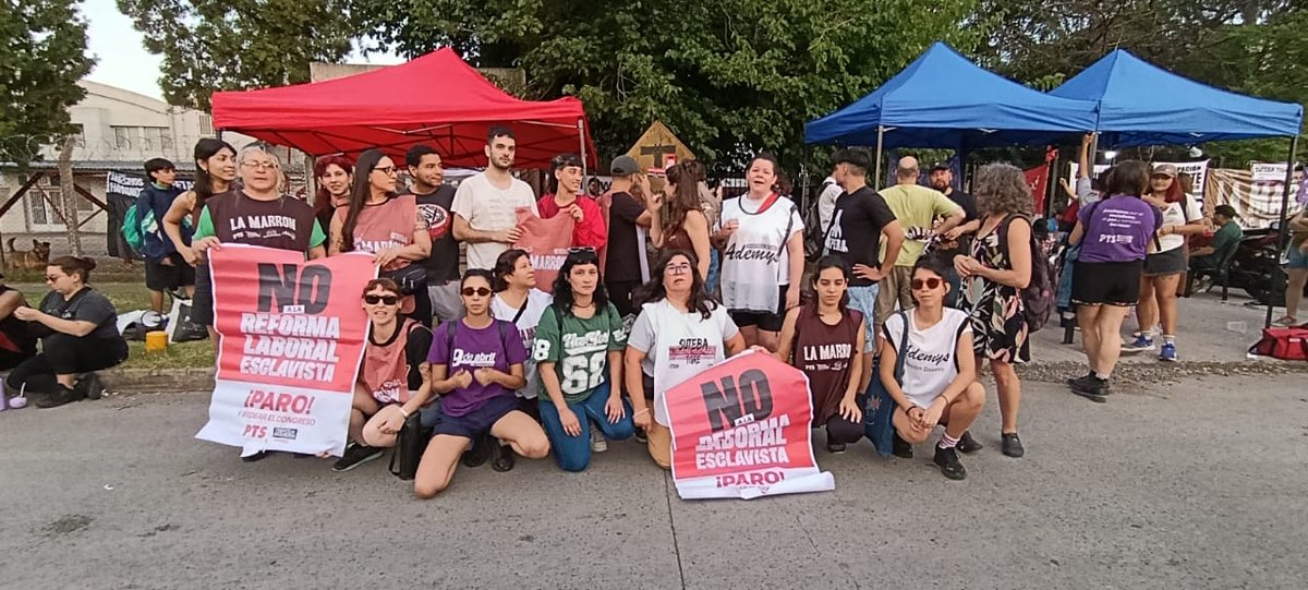 AHORA Los trabajadores de #Lustramax resisten  despidos discriminatorios en la planta de la fábrica. En la colectora este de ramal pilar corte solidario, docentes de <a href="/MarronSuteba/">La Marrón Suteba PBA</a> bancando la lucha.
Los despidos y la #ReformaLaboral no pasará!